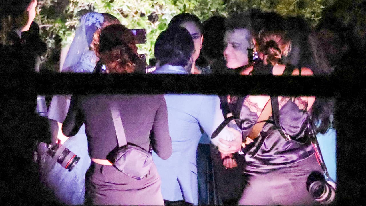 Aquí se observa a 'El Sol' muy contento al saludar y felicitar al ahora esposo de su hija, Danilo Díaz.