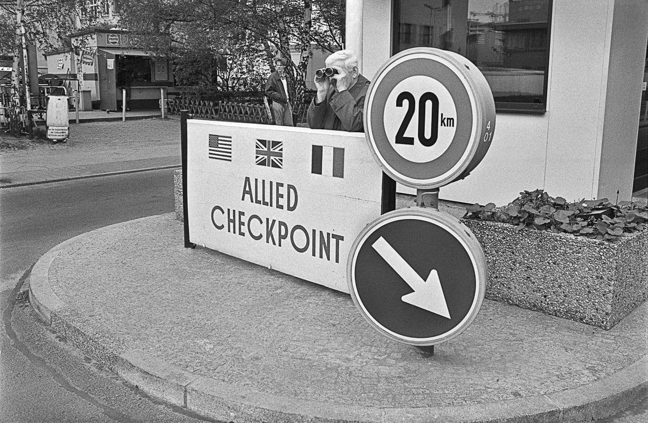 Desde que los nazis fueron derrotados en 1945, lo que significó el fin de la segunda Guerra Mundial en Europa, Alemania quedó partida en dos: el lado soviético al este y el de los Aliados (Francia, Reino Unido y EEUU) al oeste. En esta fotografía uno de los puntos fronterizos controlados por las fuerzas aliadas, 44 años después del final de la guerra.