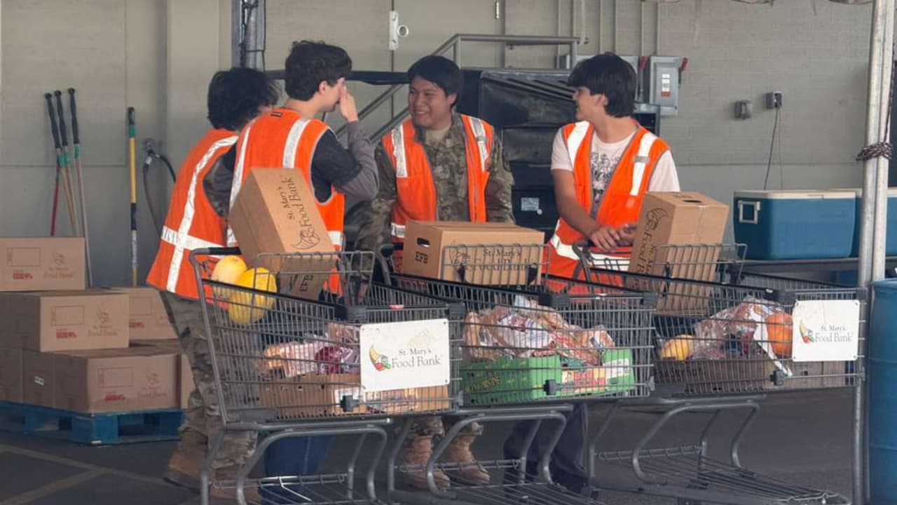 Alivio en los bancos de alimentos de Arizona, justo a tiempo para la época de fin de año