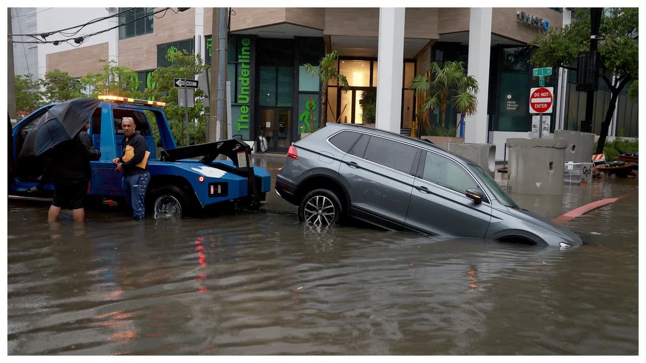 Tras las inundaciones de los últimos días en Miami, se pudo ver a muchos conductores transitando con sus autos en medio del agua y otros varados, por no seguir los consejos de las autoridades y evitar salir con las calles en ese estado.
<br>