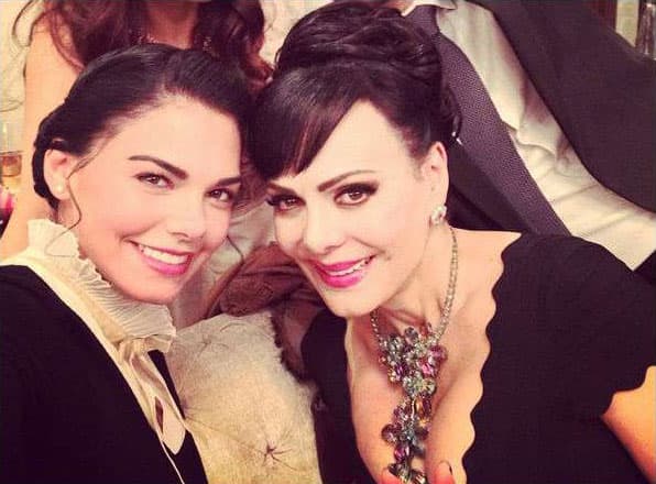 Pero 
<b><a href="https://www.univision.com/temas/allisson-lozz">Allisson</a></b> no es la única que se parece a la actriz costarricense, 
<b><a href="https://www.univision.com/temas/livia-brito">Livia Brito</a></b> también. Este par de bellezas fueron madre e hija en la telenovela 'Muchacha italiana viene a casarse'.