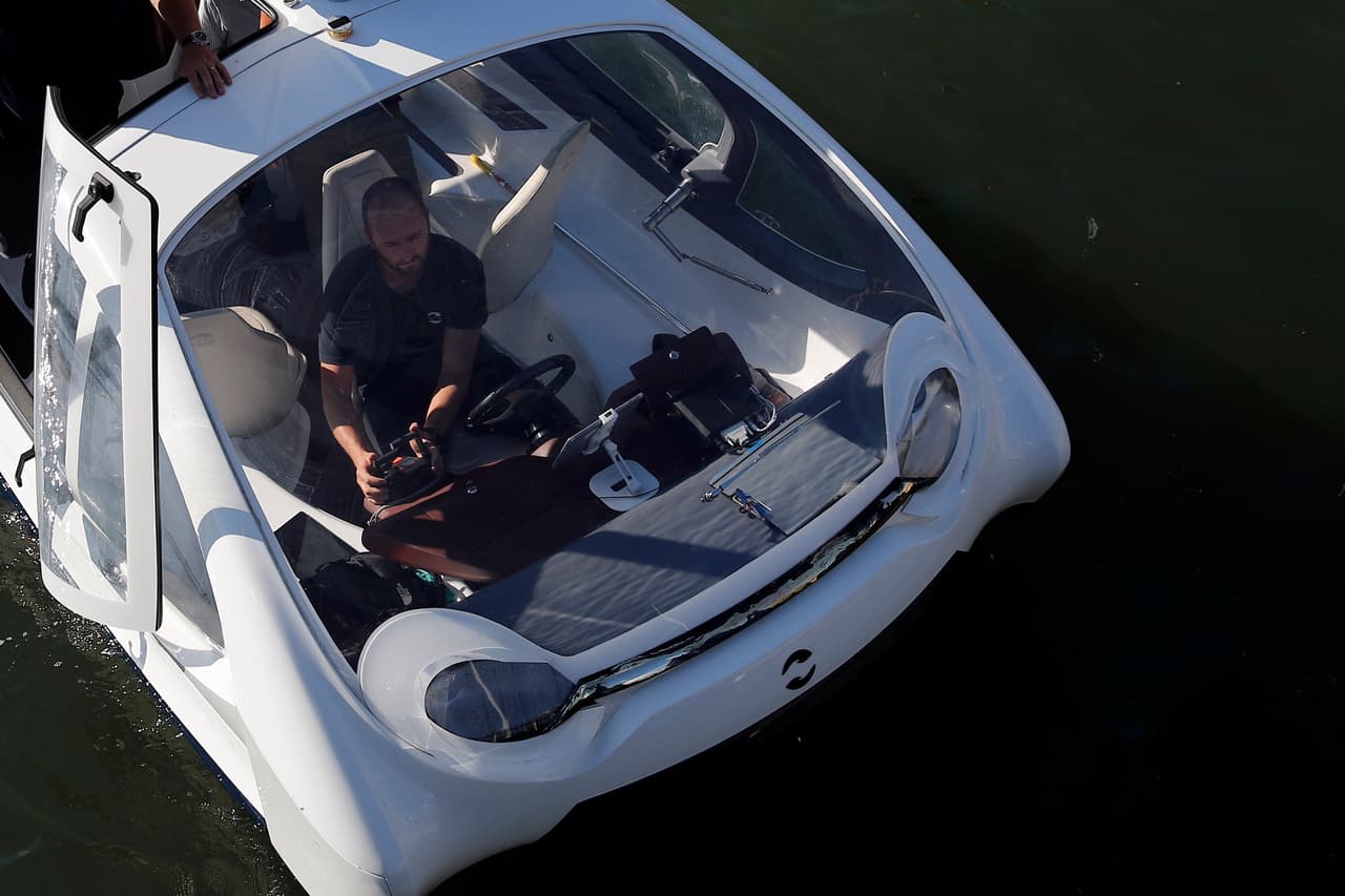 Estas embarcaciones aerodinámicas de color blanco se levantan hasta más de un pie y medio (50 centímetros) del agua y alcanzan hasta cerca de 19 millas por hora (30 km). 
<br>