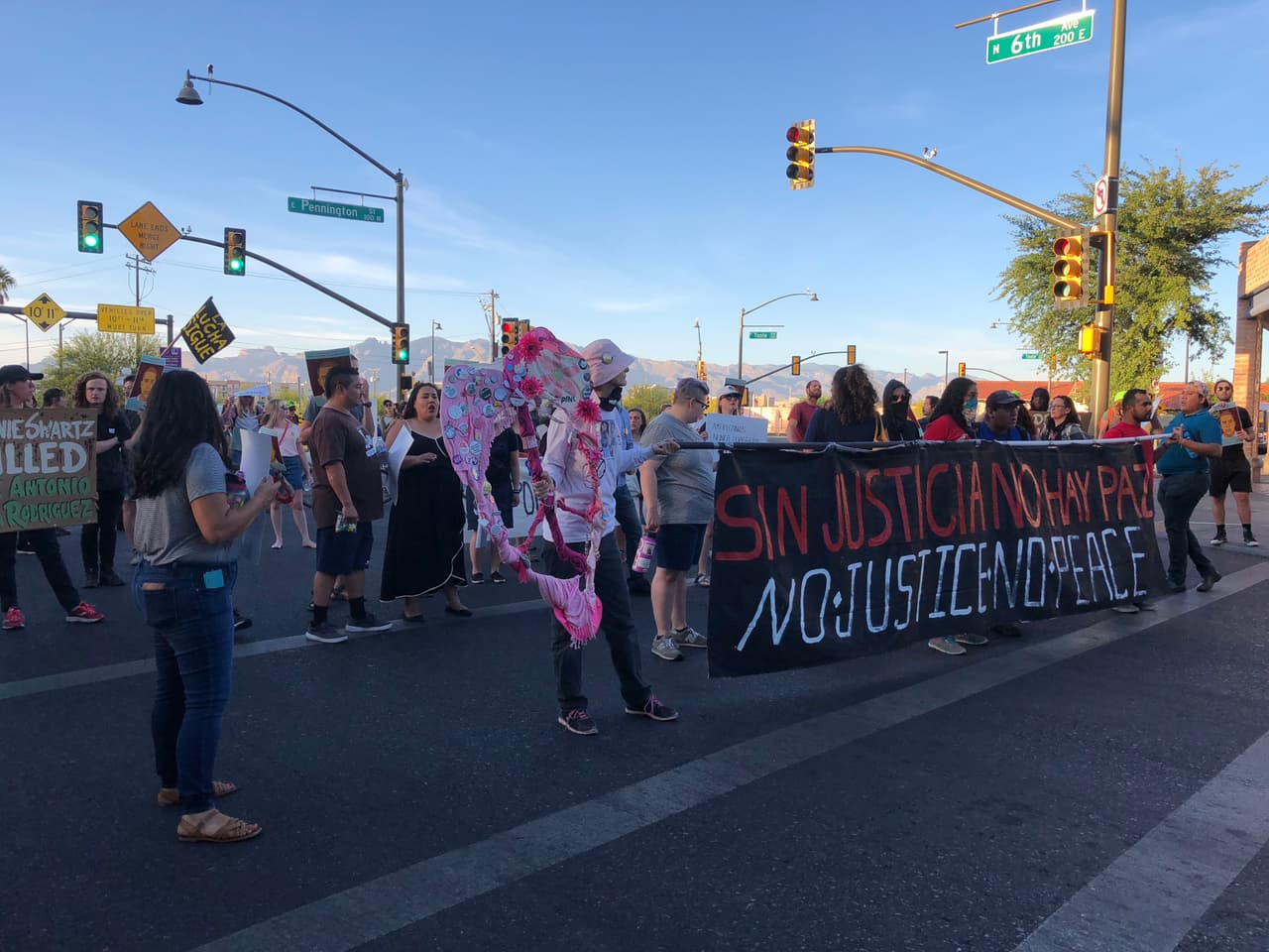 La protesta inició minutos después de darse a conocer la decisión del jurado de 'no culpable' en el juicio contra el agente de la Patrulla Fronteriza, Lonnie Swartz.