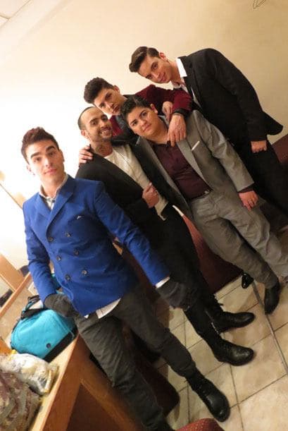 Mientras, los chicos esperan impacientes en camerinos.