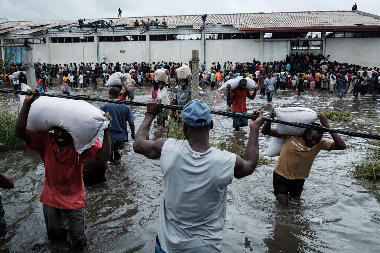 <b>Desesperación en Mozambique.</b> Sobrevivientes del huracán toman sacos de arroz de un almacén en Beira. A más de una semana del paso del ciclón Idai muchos todavía esperan ser rescatados, mientras que los que han logrado llegar a las zonas menos afectadas sufren la escasez de productos básicos. 
<a href="https://www.univision.com/noticias/fenomenos-naturales/es-el-peor-desastre-que-he-visto-sobrevivientes-esperan-por-ayuda-tras-el-paso-del-ciclon-idai-fotos-fotos">A medida que las aguas se van retirando las autoridades reconocen que sus pronósticos de fallecidos se quedaron cortos y la Organización Mundial de la Salud se prepara para enfrentar brotes de cólera y otras enfermedades infecciosas</a>. 20 de marzo de 2019.