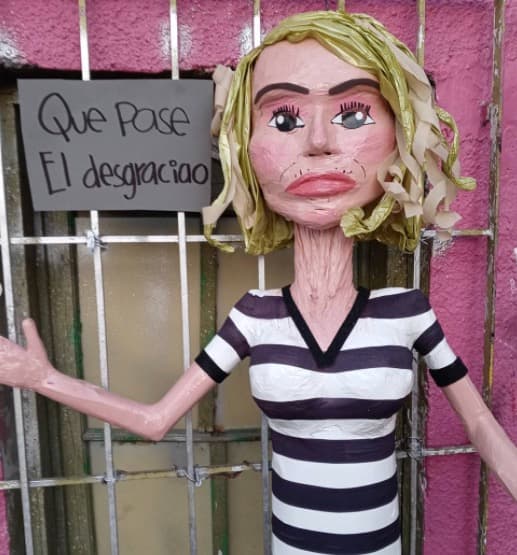 En agosto de 2021, cuando 
<b>Laura Bozzo </b>estuvo envuelta en una polémica con las autoridades mexicanas, la piñatería replicó su figura haciendo referencia al escándalo.