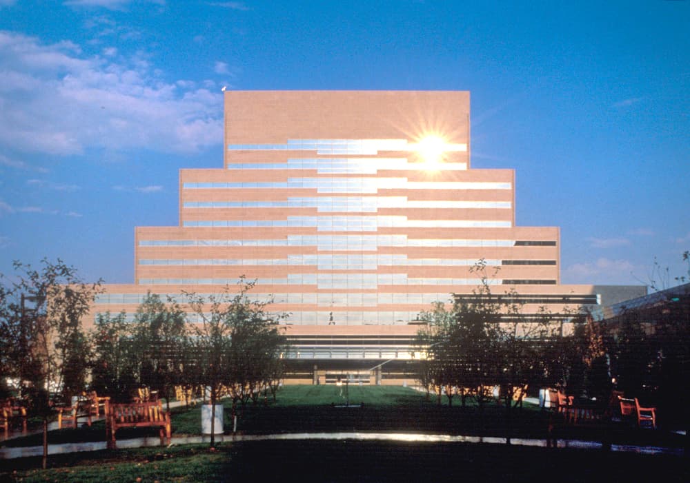 En 2012 recibió en Argentina el Premio Konex de Brillante en el campo de las artes visuales junto con el artista plástico León Ferrari. En la foto, el Crile Building en Cleveland, Ohio.