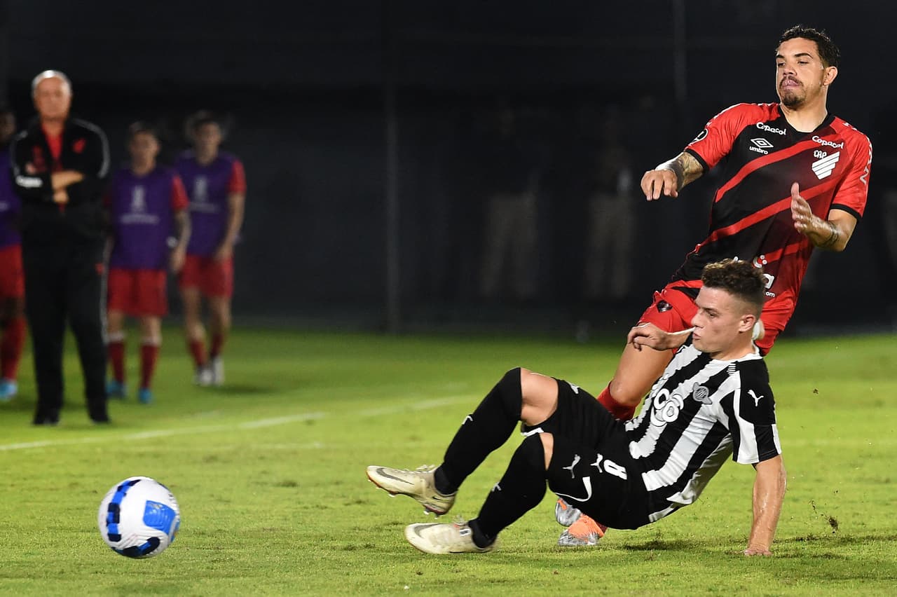 Libertad y Paranaense empataron 1-1, pero el club brasileño calificó a los Cuartos de Final por ganar 2-1 la ida de los Octavos de Final.
