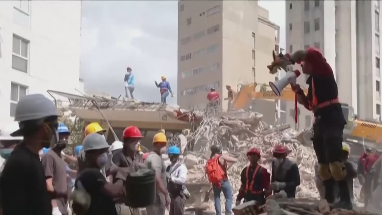 Cientos de familias buscan a sus seres queridos entre los escombros de los terremotos en Venezuela
