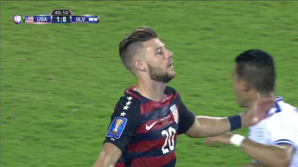 Disparo afuera de Paul Arriola