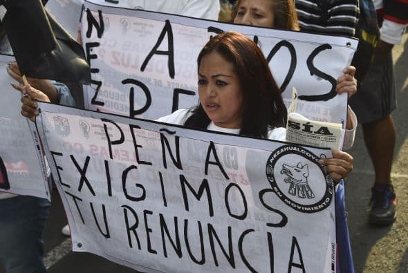 "Exigimos la renuncia de Peña Nieto", se leía en algunas pancartas.