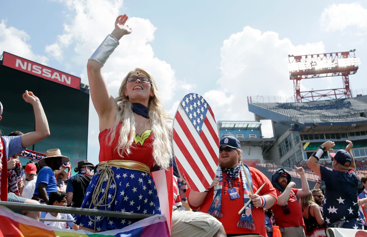 Luego la primera fecha continuó el sábado en el Nissan Stadium de Nashville, donde más de 47,000 aficionados fueron a ver el EEUU-Panamá y marcaron un récord de asistencia para un partido de fútbol en el estado de Tennessee.