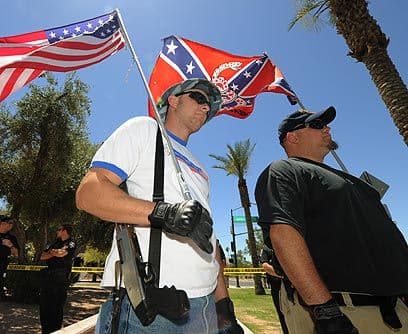 A favorPero no todos están en contra de la nueva medida.Muchos salieron a defenderla porque, alegan, es una respuesta a la falta de acciones del gobierno federal en la lucha contra la inmigración indocumentada, a la que culpan del crecimiento de delitos y del nivel de violencia en la frontera.