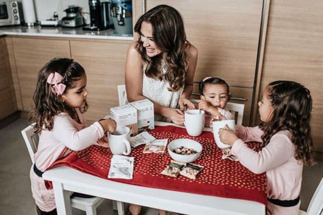 Ser madre es la faceta preferida de la actriz, le encanta jugar con sus hijas y ver cómo crecen.