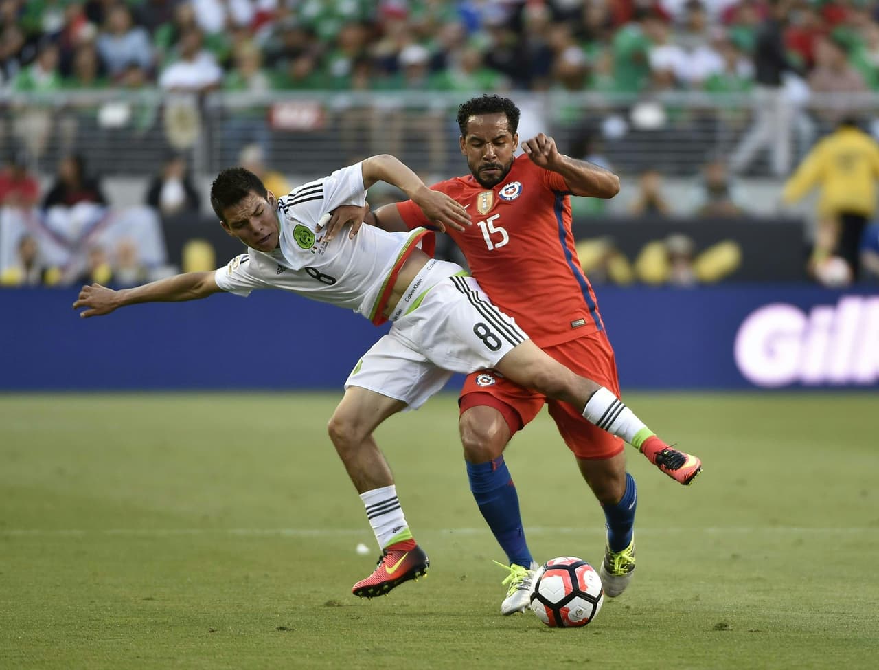'Chucky' incluso ya estuvo en varios partidos de eliminatorias y enbuenos y malos momentos del 'Tri' en torneos internacionales, algo que le sirve para que a sus 21 años de edad asuma de a poco la veteranía necesaria.