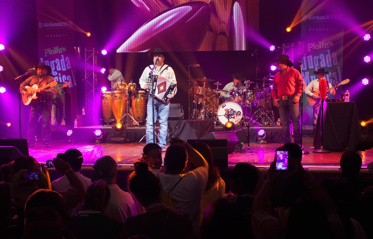 En 1999 un lamentable suceso marcaría a la agrupación. Sus integrantes José Ángel Farías y Silvestre Rodríguez, así como el gerente del grupo, José Ángel González, perdieron la vida en un accidente automovilístico en Monterrey, Nuevo León (al norte de la República Mexicana). Ricky y René decidieron que cancelarían sus presentaciones e incluso pensaron en el retiro.
<br>