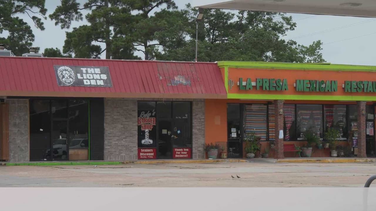 Joven muere baleado tras tiroteo en centro comercial al norte de Houston