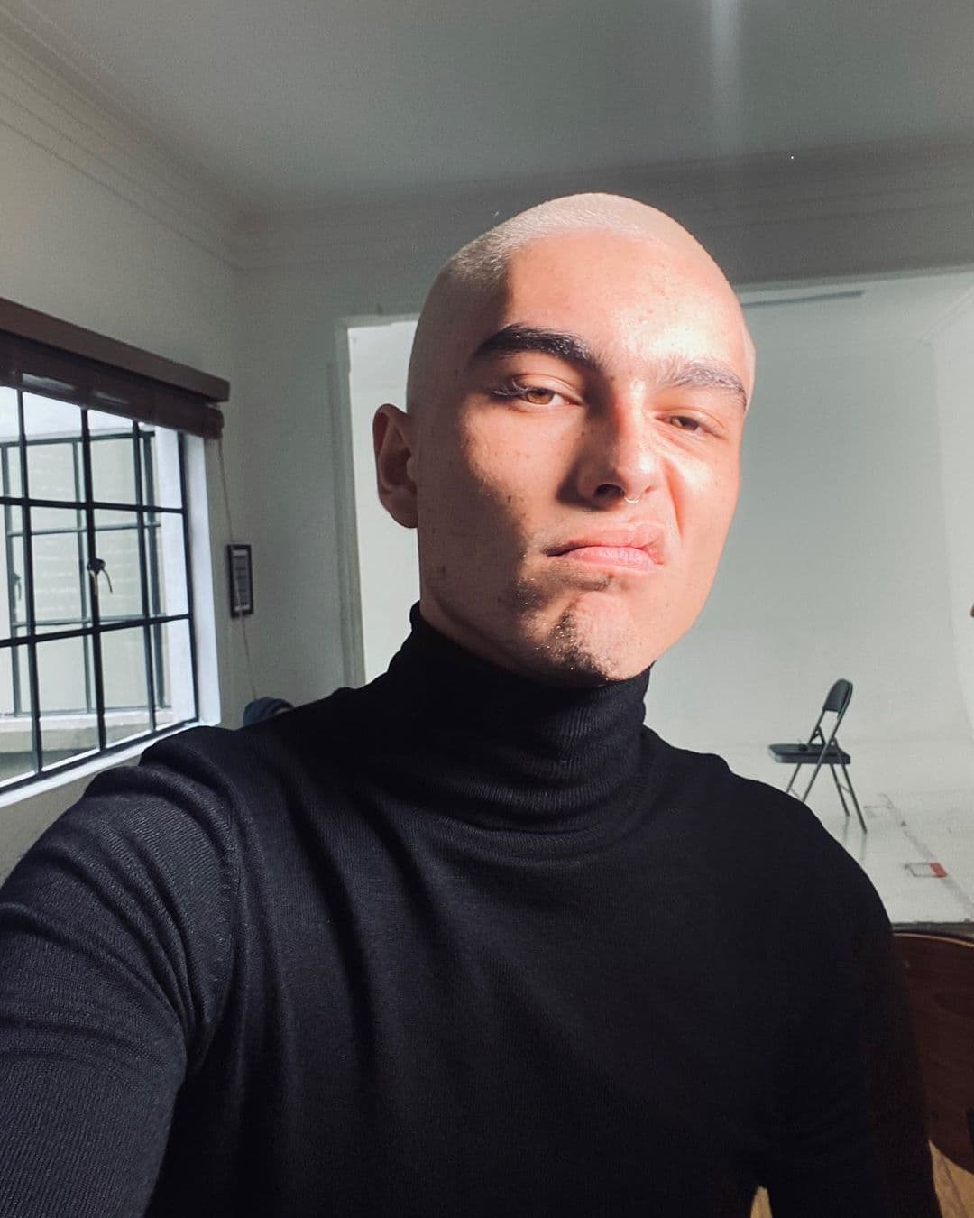 “Las cosas son como son y si ustedes lo pueden ver, pues qué bueno y si no, pues qué mal, pero yo sí estoy con mi hija, no estoy en el teléfono subiéndola, yo estoy con mi hija, por eso a lo mejor no lo saben, pero yo estoy ahí, cien por ciento”, comentó.