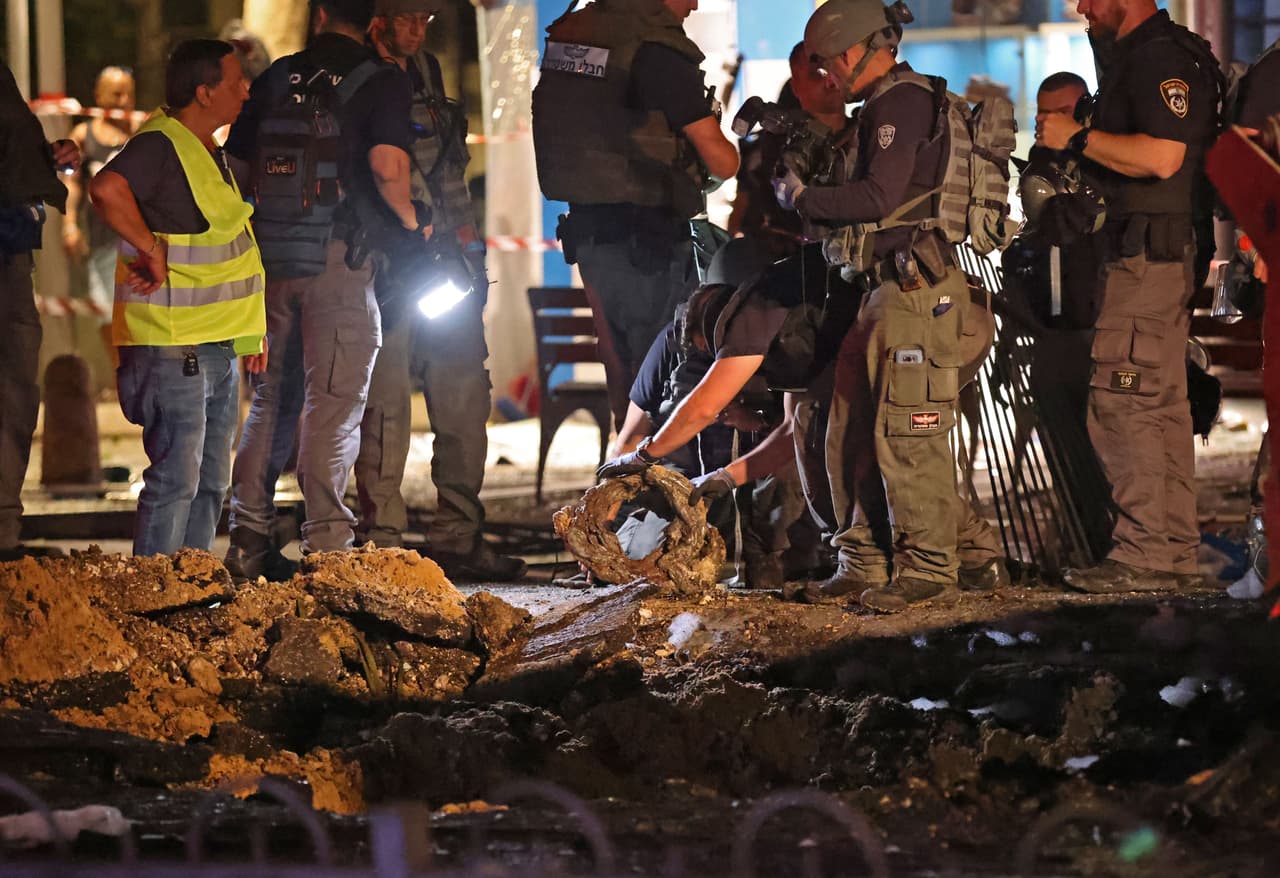 Los críticos aseguran que las severas medidas israelíes dentro y alrededor de la Ciudad Vieja de Jerusalén ayudaron a avivar el descontento. Otro punto álgido ha sido el vecindario de Sheikh Jarrah, en Jerusalén Oriental, donde
<b>los colonos judíos han amenazado con expulsar a decenas de palestinos</b>.