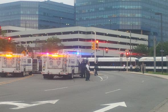 El servicio de transporte del Hudson-Bergen Light Rail fue suspendido y los trenes en la zona fueron evacuados. 
