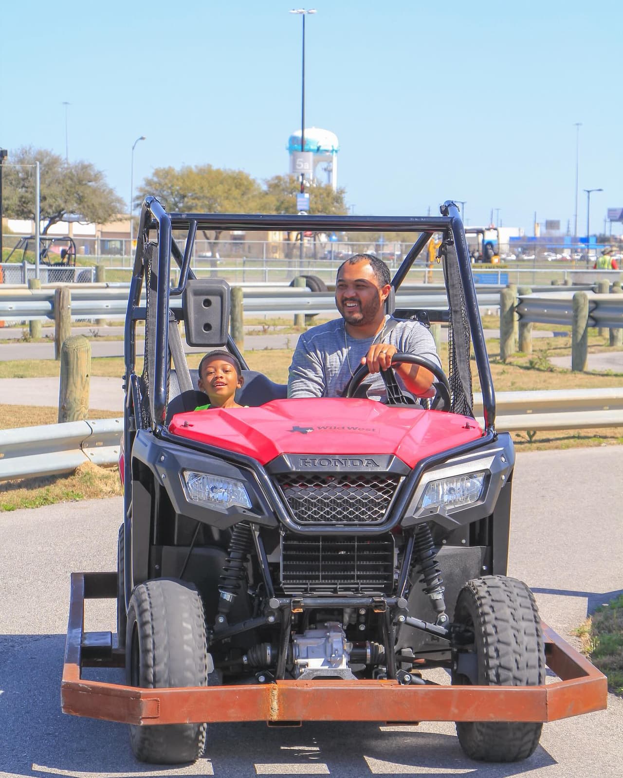 <h2 class="cms-H2-H2">Atracciones en Dig World </h2>
<br>
<br>Entre las atracciones, hay estos carros tubulares donde los papás deben subirse con sus hijos y pueden disfrutar de recorrer todo el parque.