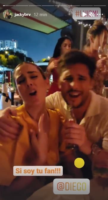 La también conductora y ex reina de belleza se declaró fan del actor que da vida al cantante Luis Miguel y en sus historias de Instagram se les vio cantando juntos.