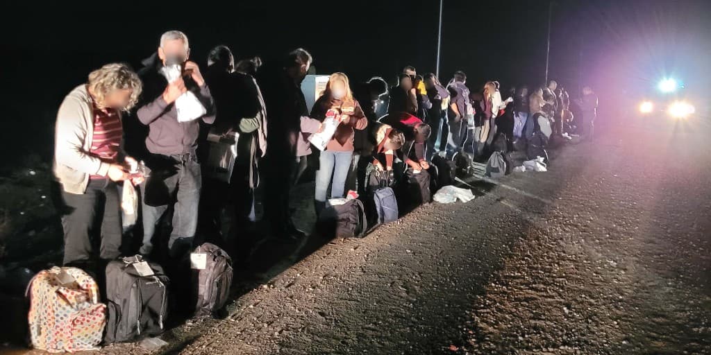 Agentes de la estación Ajo se encontraron con tres grandes grupos de migrantes. Un total de 204 fueron detenidos, todos adultos y unidades familiares.