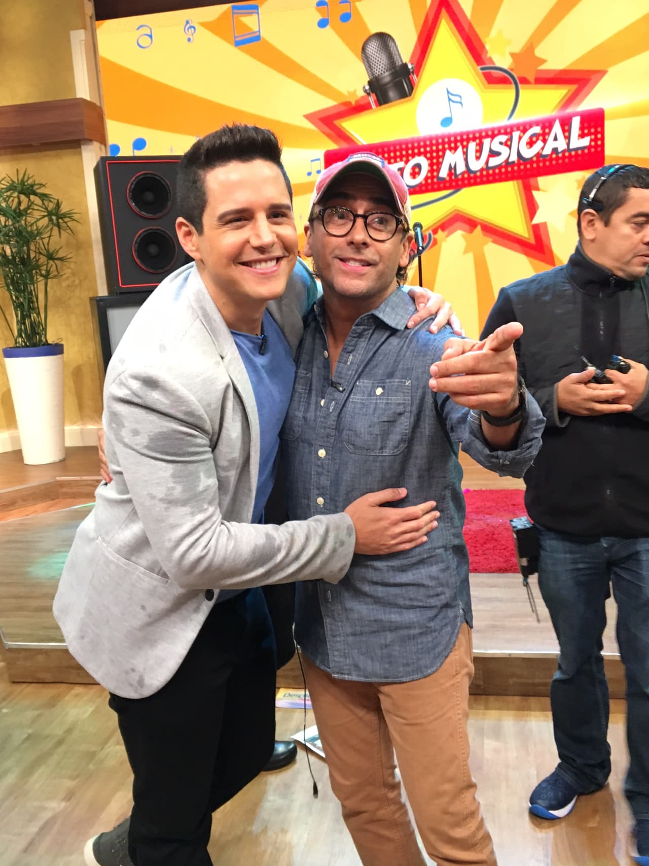 Alejandro Chabán tampoco podía dejar de salir en la foto.