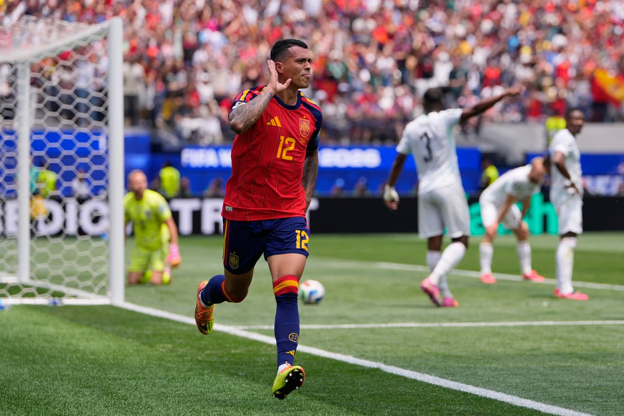 El español Pedro Porro (12) celebra tras marcar el segundo gol de su equipo contra Austria durante el partido de dieciseisavos de final de la Copa del Mundo en Inglewood, California, cerca de Los Ángeles, el jueves 2 de julio de 2026.