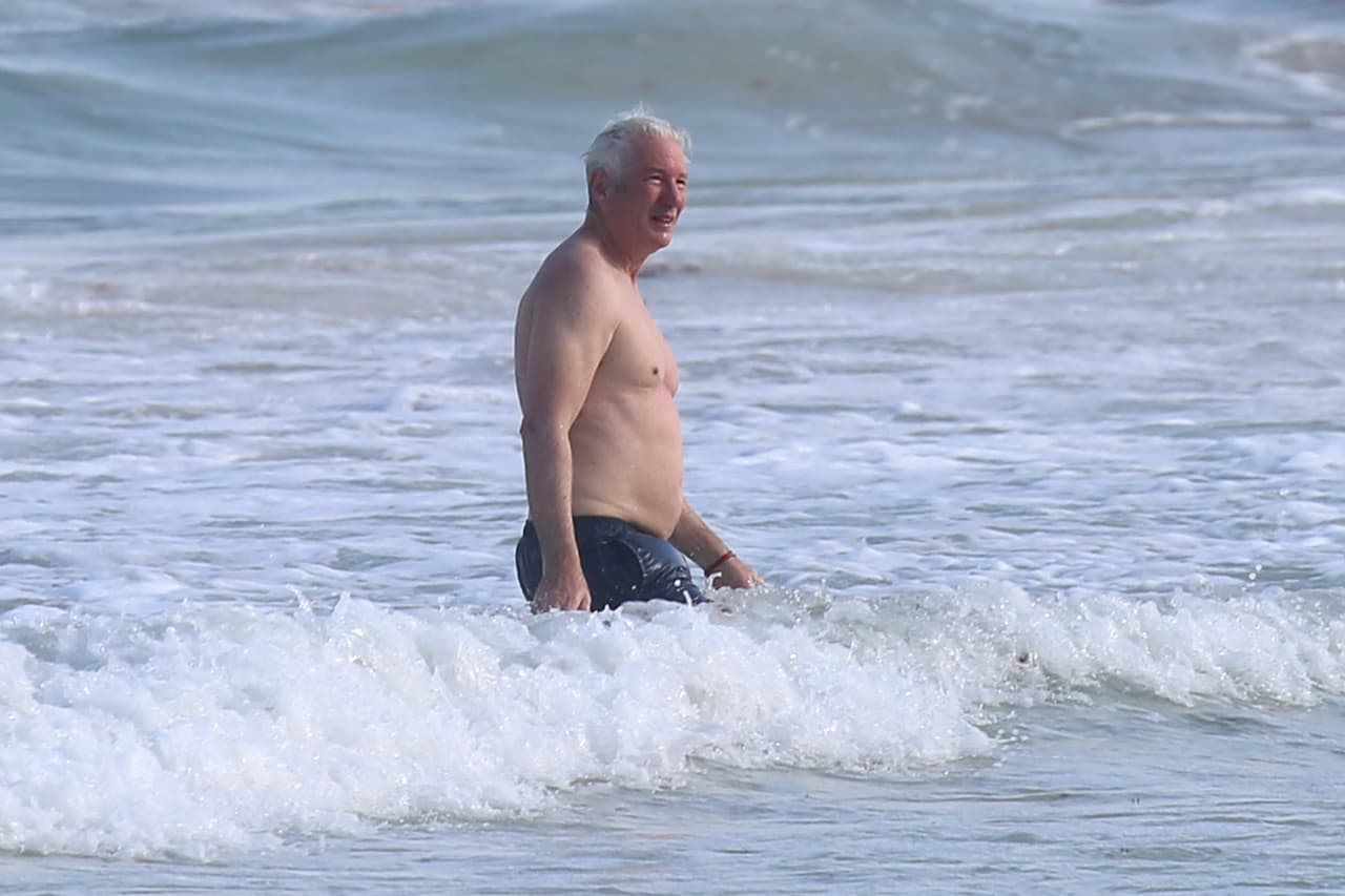 Richard Gere goza del mar en Tulum, México, el de 3 de abril de 2017.