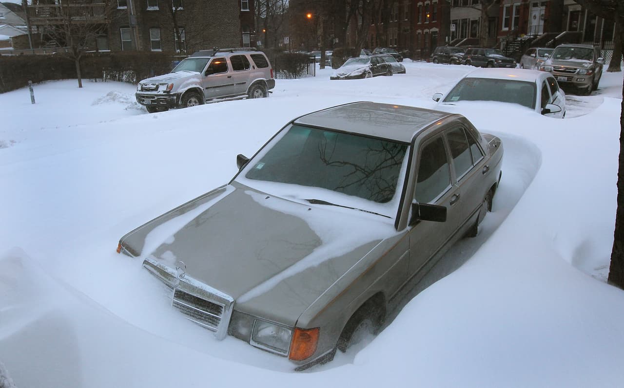 Un auto cubierto por la nieve en el vecindario Bucktown el 2 de febrero de 2011.