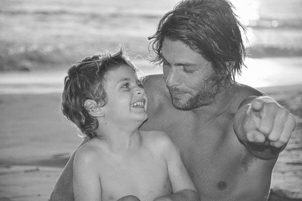 Benicio es gracioso y le encanta salir en fotografías al lado de su padre.