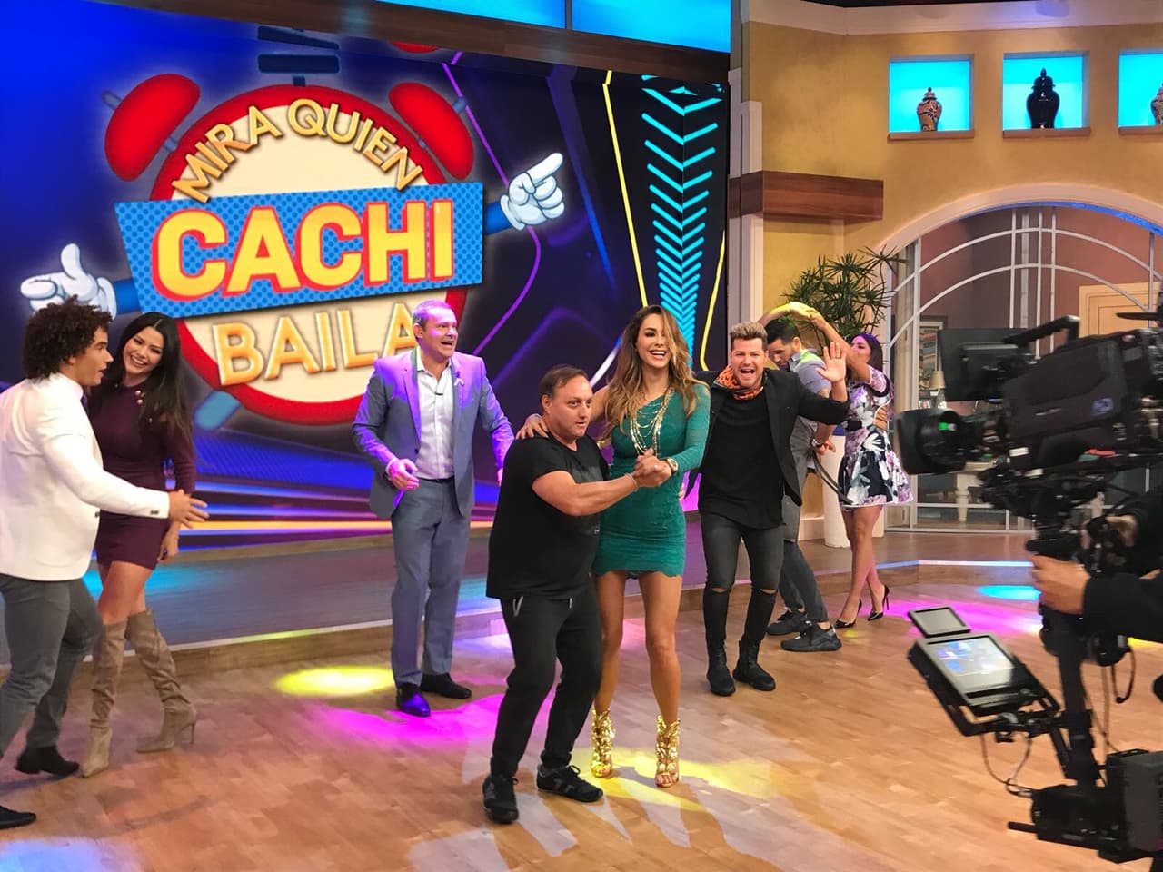 Pero nuestro camarógrafo no perdió el tiempo, una vez más volvió a sacar a bailar a Ninel Conde.