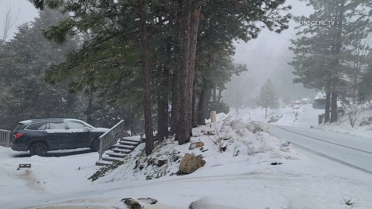 La autopista interestatal I-5 desde Grapevine hasta Castaic. La nieve podría caer durante la madrugada del miércoles en la zona.