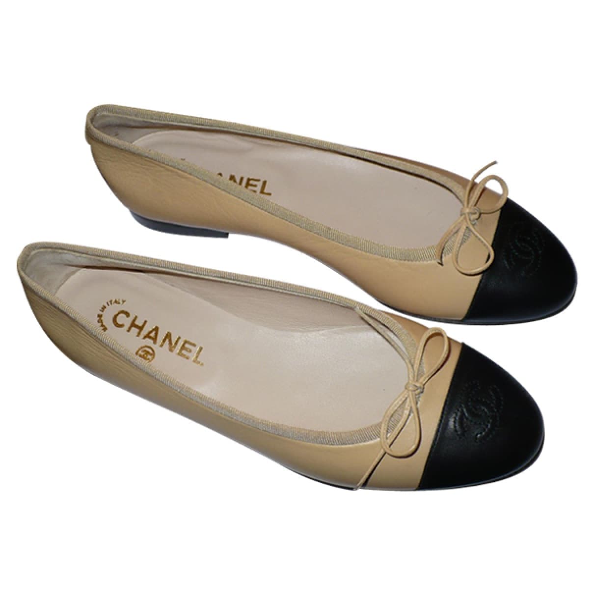 <b>Bailarinas de Chanel</b>
<br>Las bailarinas en tono beige con negro de Chanel son una reinterpretación de los clásicos tacones bicolor diseñados por la propia Coco Chanel en 1957. Entre los años 20 y 30 se practicaban deportes como el tenis y golf, así que la punta negra del zapato disimulaba las manchas.
<br>