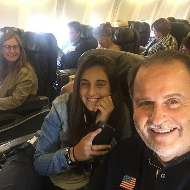 Las aventuras de Raúl de Molina no terminan, y aquí nos mostró la foto en el avión.