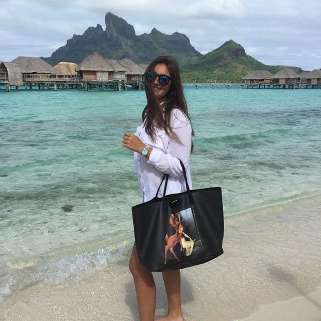 Mia no perdió la oportunidad de lucir fashion en la playa.