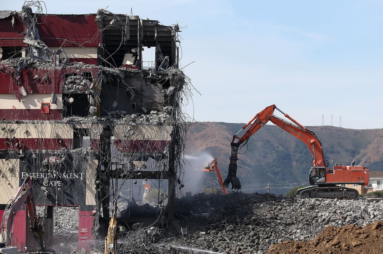 La demolición de la excasa de los Gigantes y los 49ers llegó a su fase final.