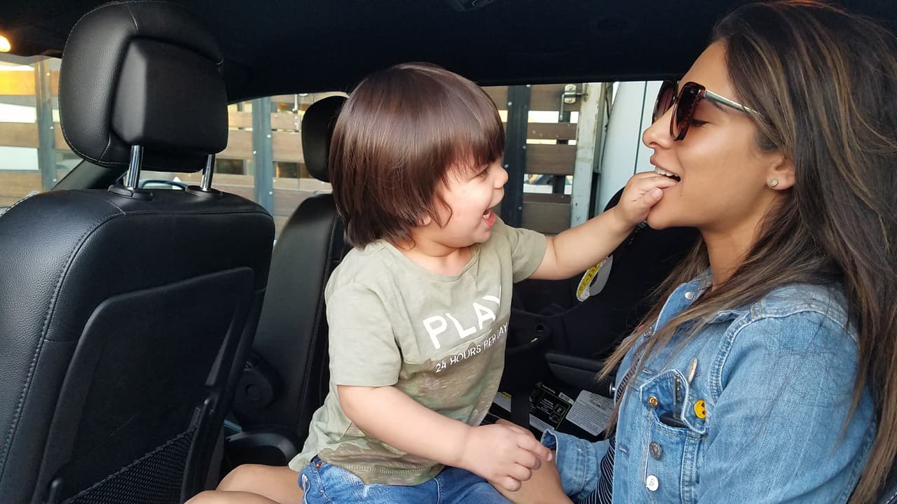 <b><a href="http://www.univision.com/shows/la-reina-de-la-cancion/las-mejores-fotos-de-los-looks-de-alejandra-espinoza-en-la-reina-de-la-cancion-fotos" target="_blank">Alejandra </a></b>llegó con 
<b><a href="http://www.univision.com/shows/la-reina-de-la-cancion/lo-sentimos-alejandra-matteo-y-su-papi-son-dos-gotas-de-agua-fotos" target="_blank">Matteo</a></b> a su primera sesión de fotos desde que vive en Los Ángeles y busca abrirse camino en la actuación. Desde lo natural hasta lo glamoroso, Alejandra jugó con varios estilos para abarcar todo tipo de personajes y llamar la atención de los productores. 
<b><a href="http://www.univision.com/shows/la-reina-de-la-cancion/capitulo-4-alejandra-la-de-tijuana-en-la-los-americanos-la-prefieren-al-natural-para-ellos-mas-es-menos-video" target="_blank">MIRA EL VIDEO</a></b>.