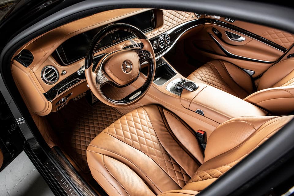 Con un precio inicial de 200,000 dólares, el Mercedes-Maybach S600 es la máxima oferta de Mercedes-Benz en materia de sedanes de ultralujo. Su motor V12 biturbo de 6.0 litros es capaz de generar 523 caballos de fuerza es eficiente y silencioso. Probablemente 'El Patron' tenía esta limusina en su flotilla para cuando no tenía deseos de conducir. Lo que no sabemos es si la suya era la versión blindada del modelo.