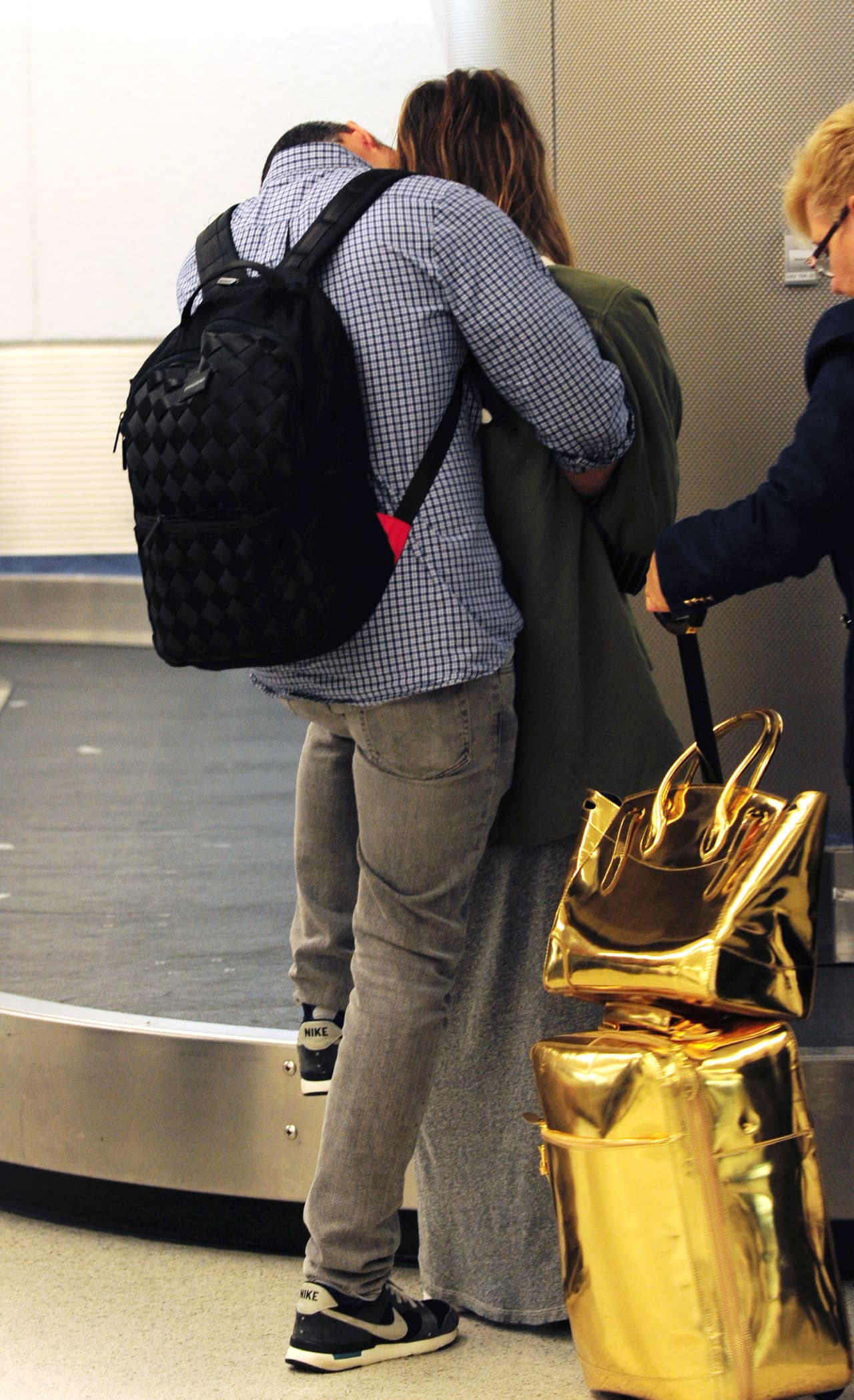 Empezó a darle de besitos en el cuello.