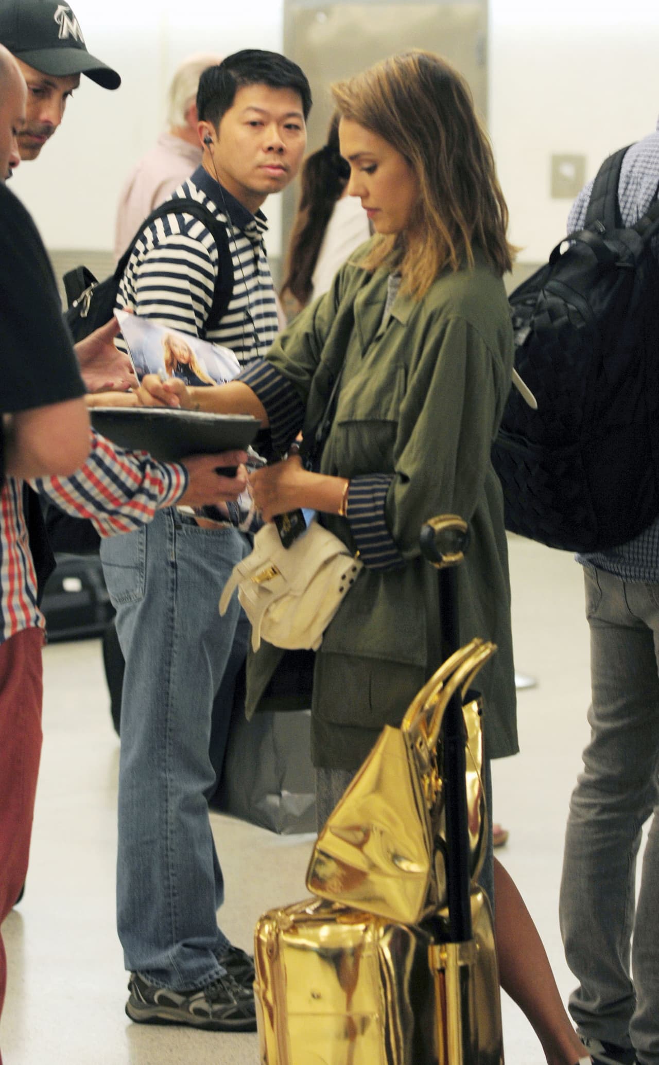 También firmó unos cuantos autógrafos para la gente que se lo pidió.