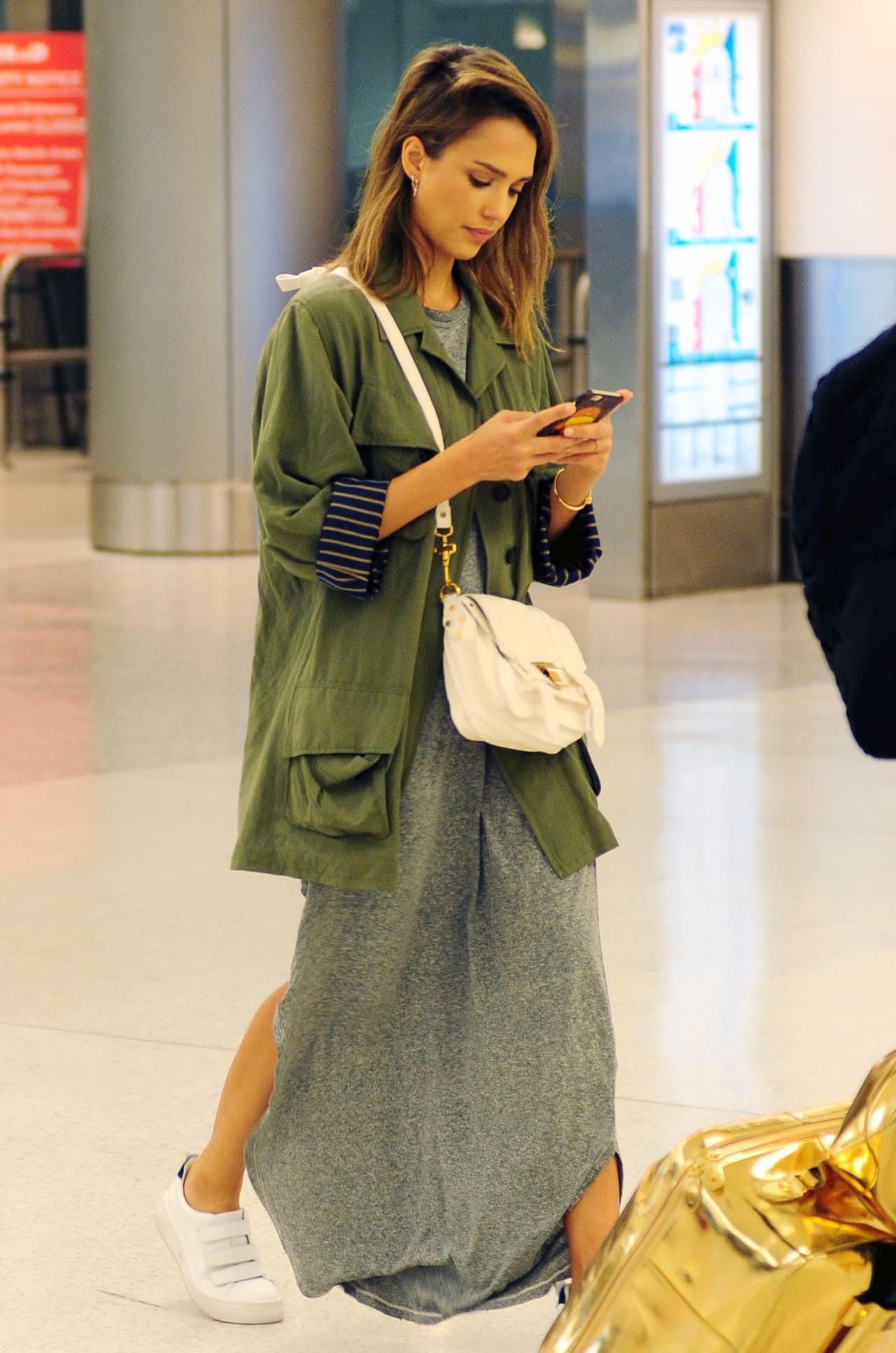 Nota sus maletas completamente doradas.