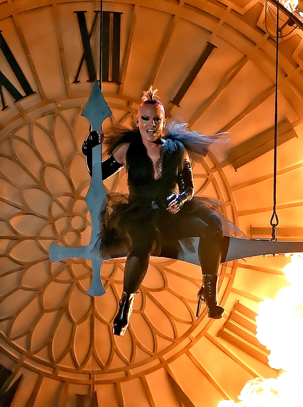 Para dar una muestra de lo que será su participación en el soundtrack de la película de 'Alice In Wonderland'.