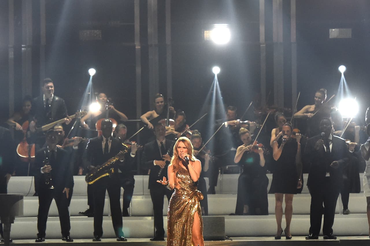 La cantante canadiense interpretó el tema 'The Show Must Go On', con una implícita dedicatoria para su amado esposo, Reneé Algelil.