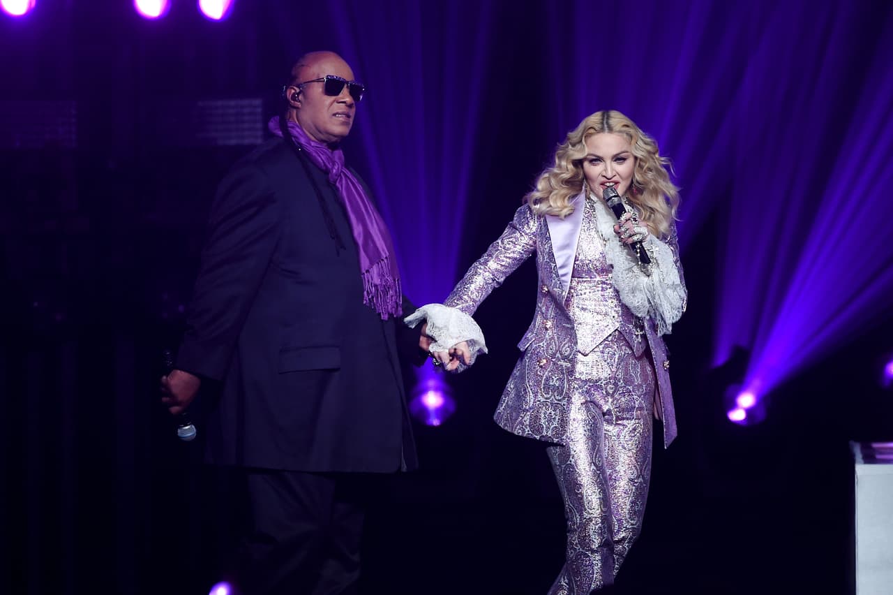 Después, con Stevie Wonder a su lado interpretaron 'Purple Rain', fue muy emotivo.