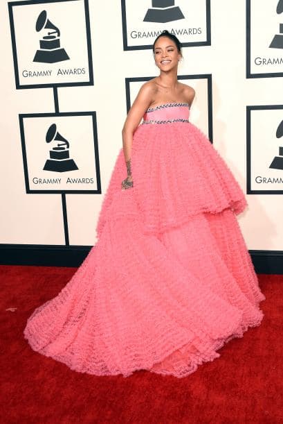 Y es que Rihanna desató severas críticas por ese vestido rosa que lució en la alfombra.