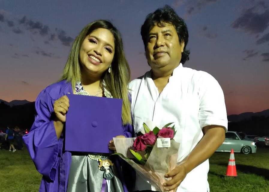 Leonardo Hernández en la graduación de la preparatoria de su hija Julianne en junio de 2020 en San Bernardino, California.
