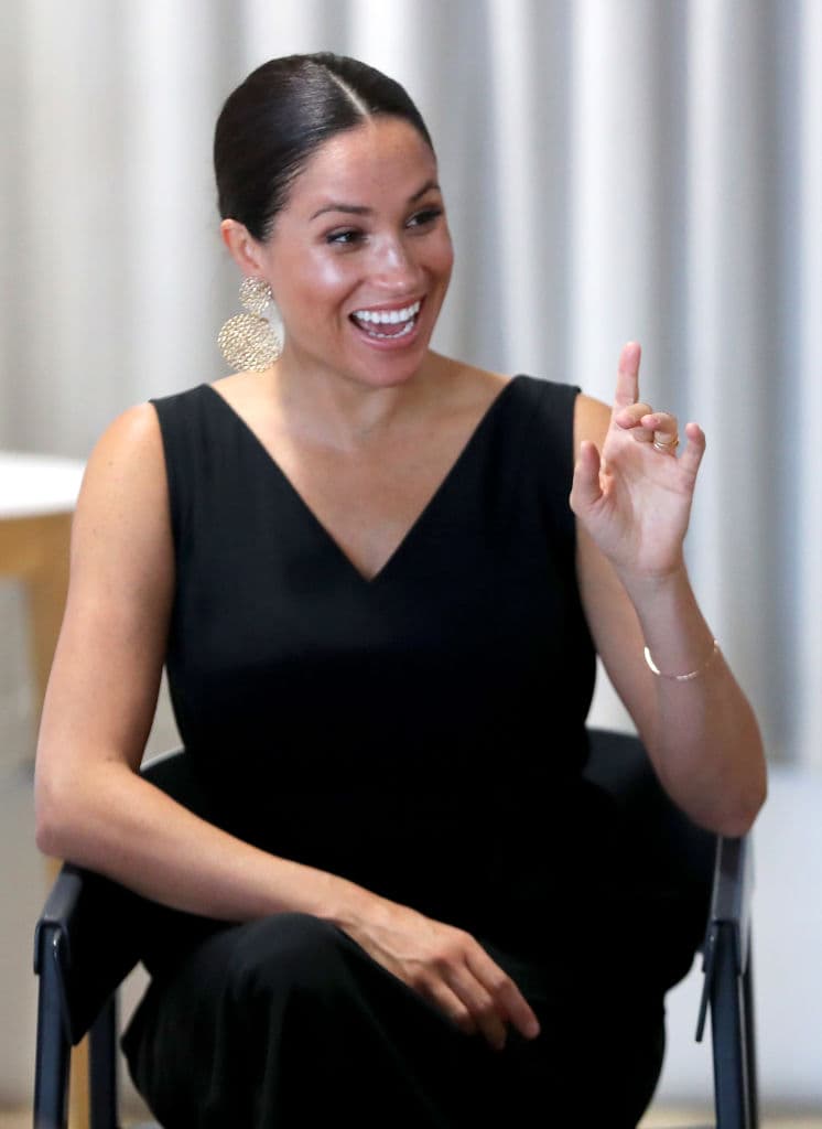 "Tenemos solo cinco meses en esto (ser mamá). Ser una madre que trabaja y viajar con un bebé, Dios mío, es mucho, pero todo es muy emocionante. Hay días en que hay mucho por manejar, pero luego conoces a alguien y tienes impacto en él y dices 'ajá', y es muy gratificante", dijo Markle.