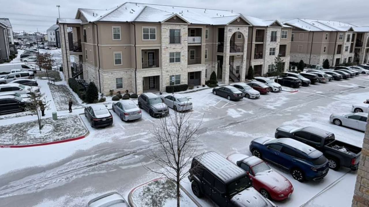 Los automóviles en estacionamientos quedaron completamente cubiertos de hielo tras la
<b> <a href="https://www.univision.com/local/austin-kakw/refugios-invernales-frio-austin-texas">tormenta invernal al Oeste de Austin, Texas.</a> </b>Muchos conductores se encontraron con placas de hielo que dificultaban abrir puertas y arrancar los vehículos, mientras los equipos de emergencia alertaban sobre los riesgos de accidentes al intentar conducir.